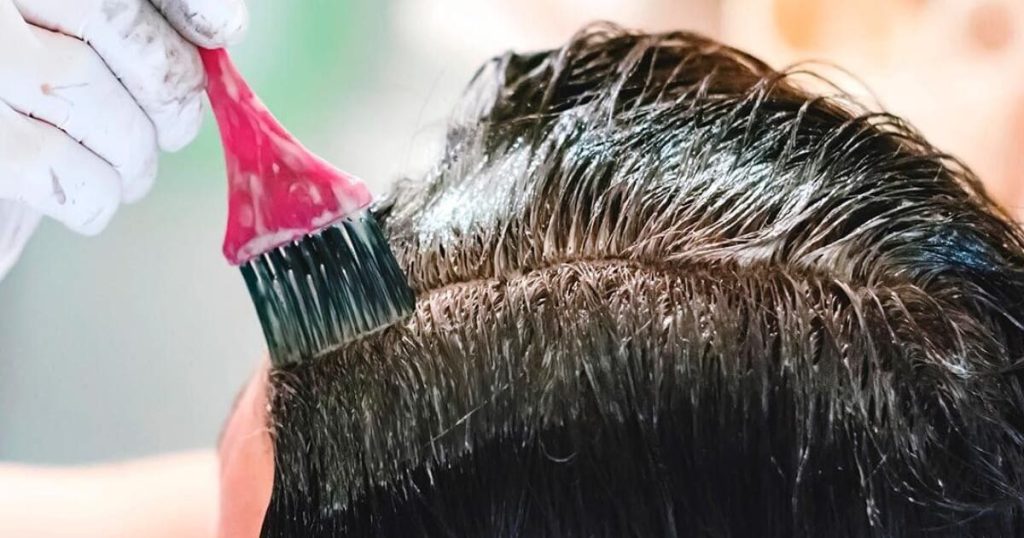 Koniec z siwizną! Ten domowy sposób przywraca głęboki kolor i lustrzany blask